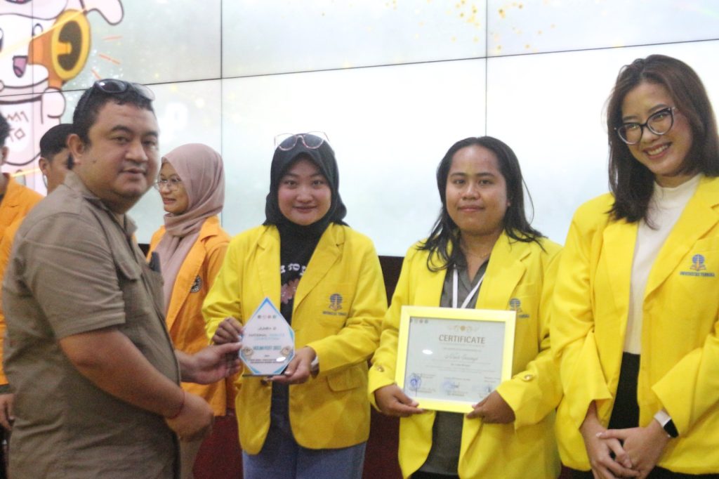 Penyerahan Plakat Juara Debat Ocean Fest UNM 2023